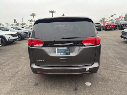 2022 Chrysler Voyager LX