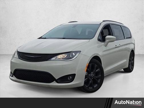 Luxury White Pearlcoat 2020 Chrysler Pacifica Touring L