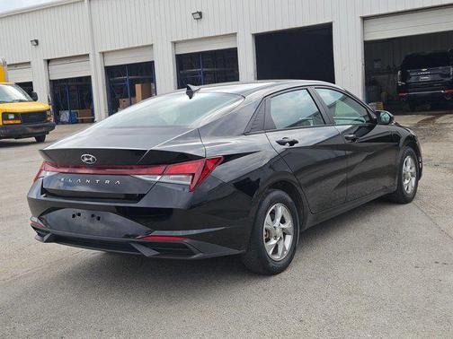 2023 Hyundai ELANTRA SE