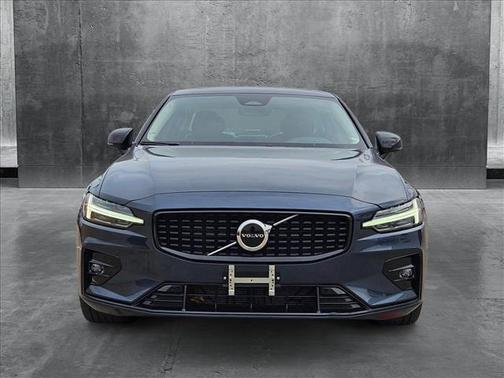 2024 Volvo S60 B5 Core Dark Theme