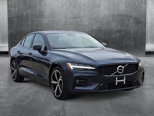 2024 Volvo S60 B5 Core Dark Theme