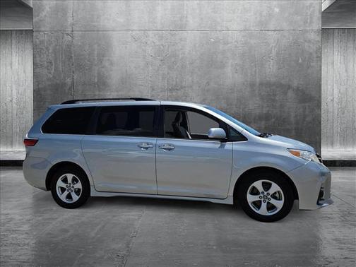 2019 Toyota Sienna LE