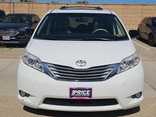 Super White 2014 Toyota Sienna XLE
