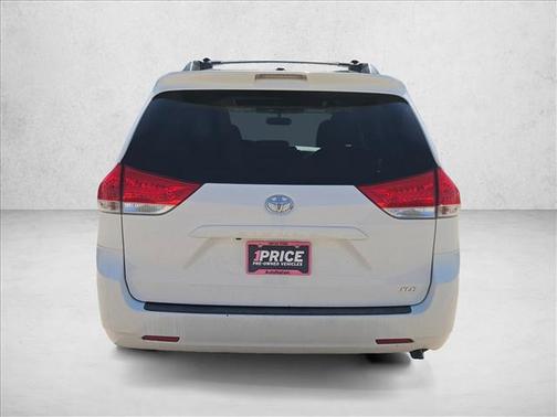 Super White 2014 Toyota Sienna XLE