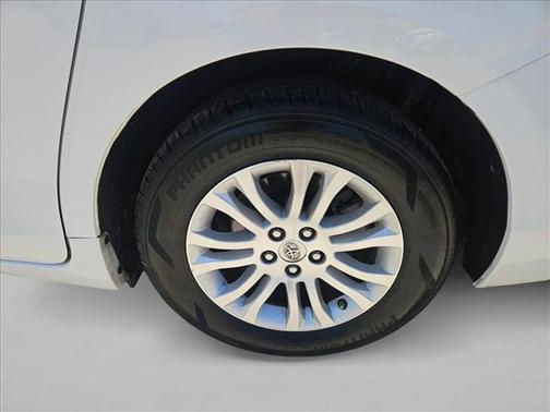Super White 2014 Toyota Sienna XLE