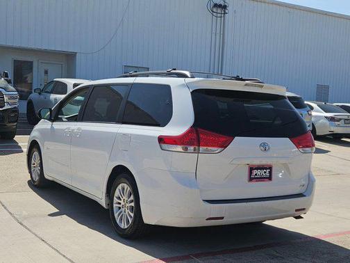 Super White 2014 Toyota Sienna XLE