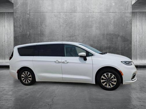 2023 Chrysler Pacifica Hybrid Touring L
