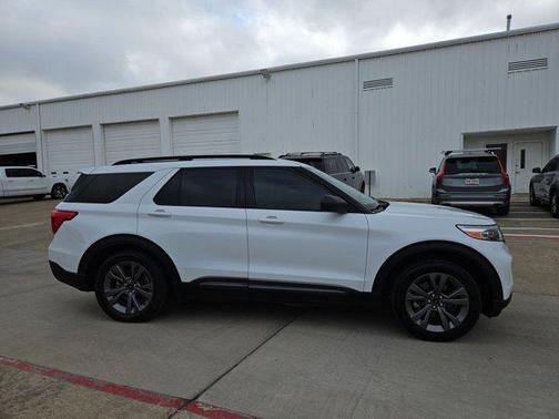 Oxford White 2021 Ford Explorer XLT