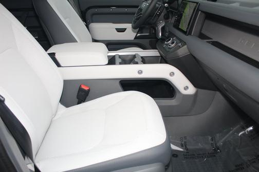 2025 Land Rover Defender V8