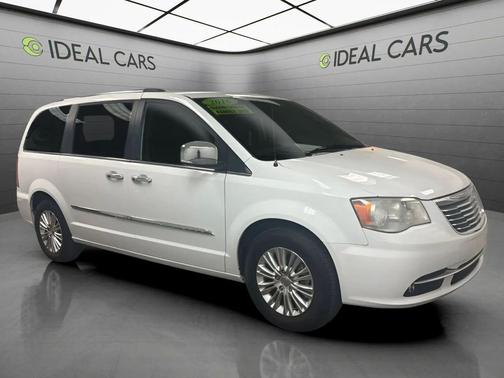 Bright White Clearcoat 2016 Chrysler Town & Country Limited