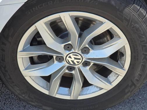 Pure White 2017 Volkswagen Passat 1.8T S