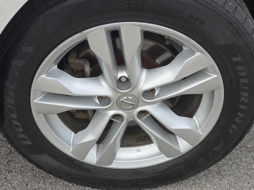 Pearl White 2012 Nissan Rogue SV