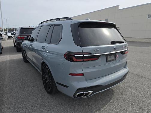 2023 BMW X7 M60i