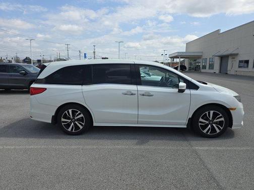 White 2018 Honda Odyssey Elite