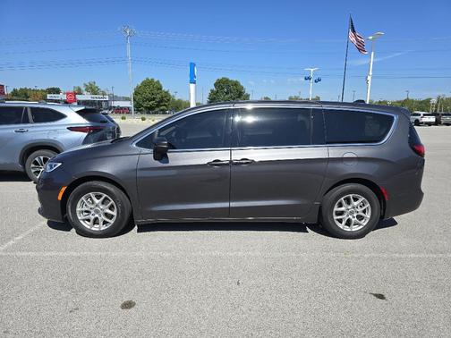 2023 Chrysler Pacifica Touring-L