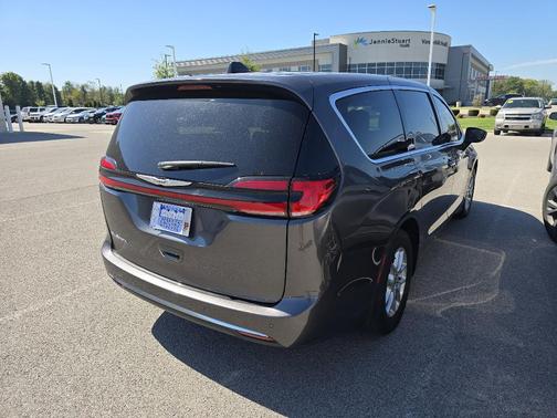 2023 Chrysler Pacifica Touring-L