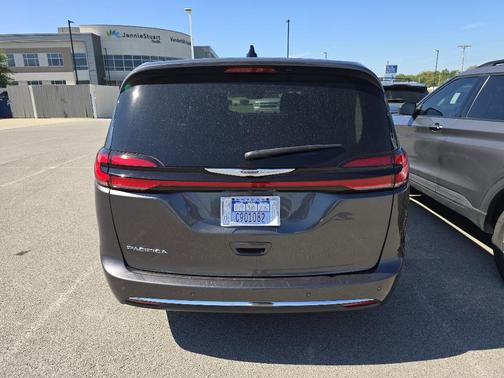 2023 Chrysler Pacifica Touring-L