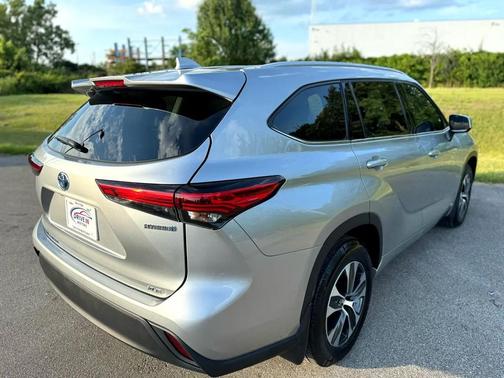 2022 Toyota Highlander Hybrid XLE