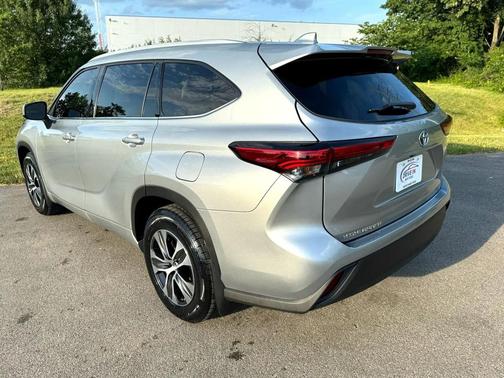 2022 Toyota Highlander Hybrid XLE