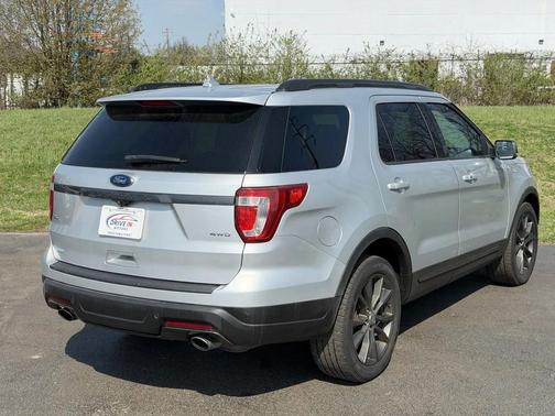 Ingot Silver Metallic 2018 Ford Explorer XLT