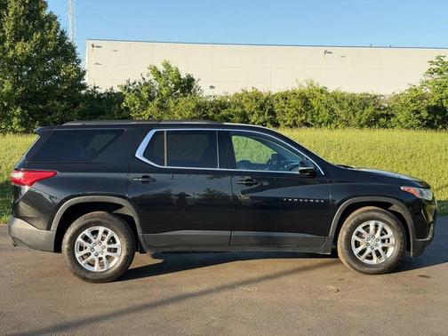 Mosaic Black Metallic 2019 Chevrolet Traverse LT Cloth