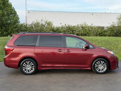 2018 Toyota Sienna XLE