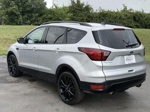 Ingot Silver Metallic 2019 Ford Escape SE