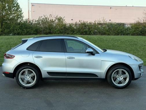 Rhodium Silver Metallic 2017 Porsche Macan Macan