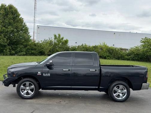Brilliant Black Crystal Pearlcoat 2018 RAM 1500 Big Horn