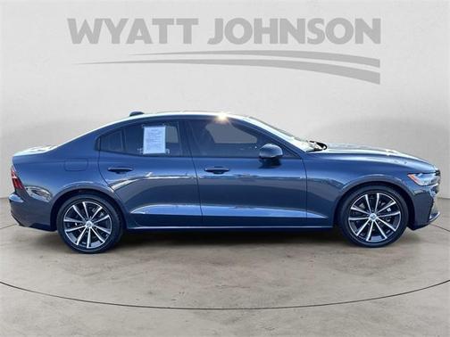 2022 Volvo S60 T5 Momentum