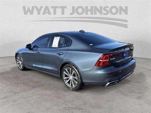 2022 Volvo S60 T5 Momentum