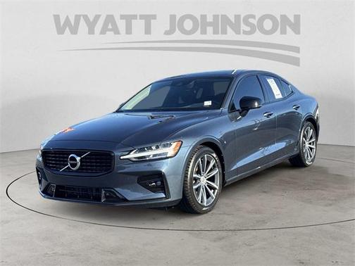 2022 Volvo S60 T5 Momentum