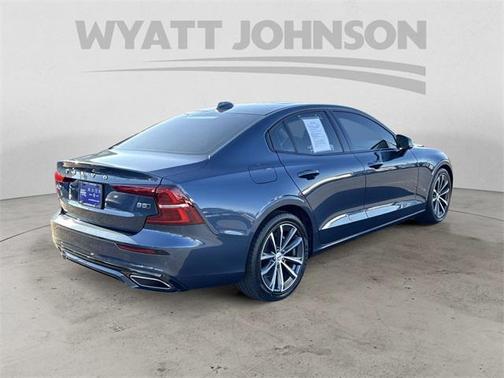 2022 Volvo S60 T5 Momentum