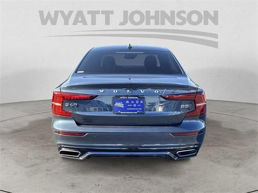 2022 Volvo S60 T5 Momentum