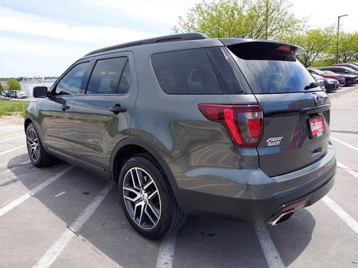 Photo 5 of 32 of 2017 Ford Explorer sport