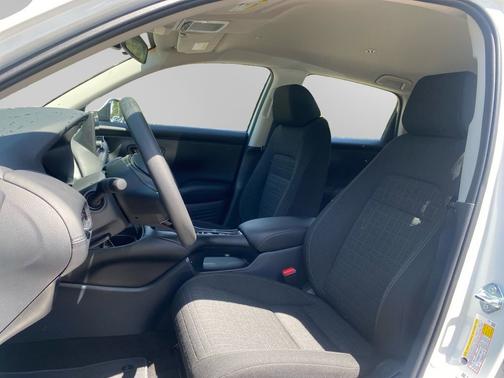 Platinum White Pearl 2025 Honda HR-V