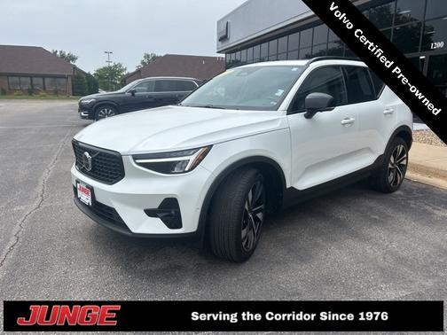 2023 Volvo XC40 B5 Plus Dark Theme