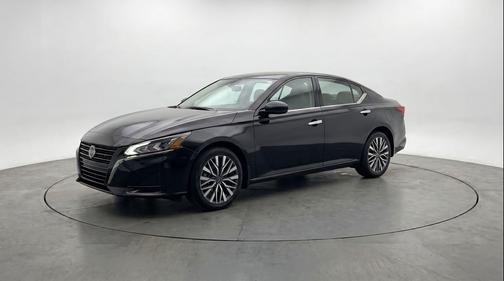 Super Black 2025 Nissan Altima SV FWD