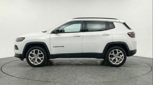 Bright White Clearcoat 2025 Jeep Compass Latitude