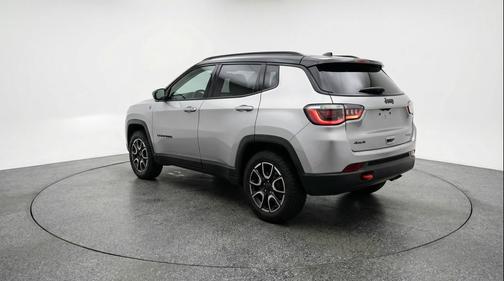 Silver Zynith Metallic Clearcoat 2025 Jeep Compass Trailhawk