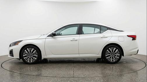 Glacier White 2025 Nissan Altima SV FWD