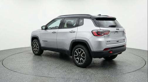 Silver Zynith Metallic Clearcoat 2025 Jeep Compass Trailhawk