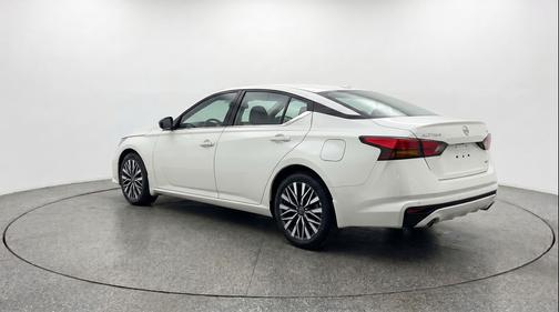 Glacier White 2025 Nissan Altima SV FWD