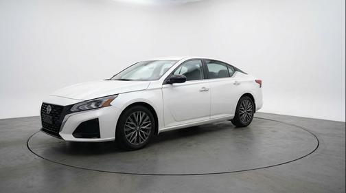 Glacier White 2025 Nissan Altima SV FWD