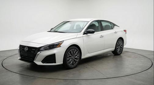 Glacier White 2025 Nissan Altima SV FWD