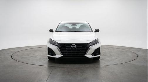 Glacier White 2025 Nissan Altima SV FWD
