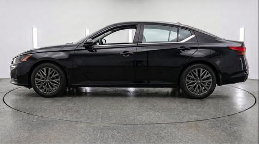 Super Black 2025 Nissan Altima SV FWD
