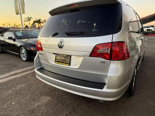 2011 Volkswagen Routan SE