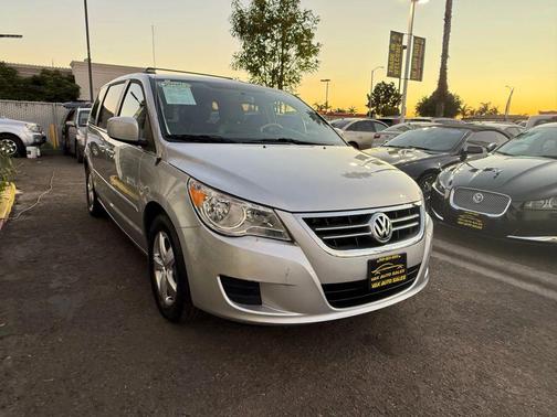 2011 Volkswagen Routan SE