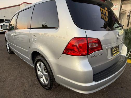 2011 Volkswagen Routan SE